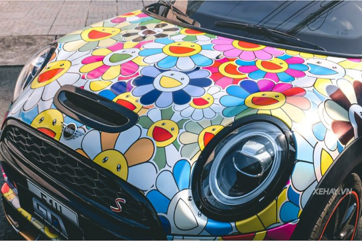 Không theo phong cách thể thao hay sang chảnh, chiếc Mini Cooper S Convertible mui trần này được làm đẹp với bộ decal cá nhân hóa cực kì đáng yêu và dễ thương. Bộ cánh này đã cho thấy phần nào cá tính của chủ xe.