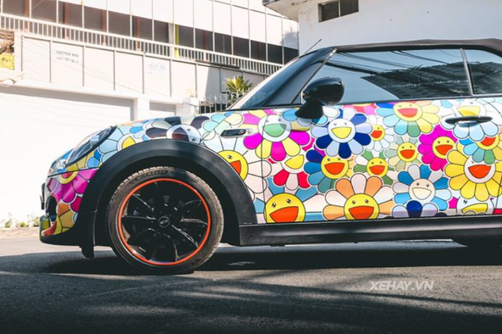 Mini Cooper S Convertible màu độc này còn có bộ mâm 5 cánh sơn đen kèm đường chỉ màu đỏ làm nổi bật phần bánh xe.