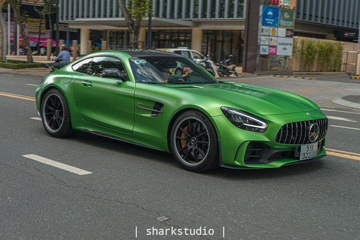 Số lượng siêu xe Mercedes-AMG GT R tại Việt Nam hiện nay là 4 chiếc với 3 xe nhập chính hãng và chỉ duy nhất một xe được nhập không chính hãng. Giá lăn bánh xe Mercedes-AMG GT R màu xanh AMG Green Hell Magno thứ 2 tại Việt Nam không được tiết lộ, chỉ biết rằng, giá xe Mercedes-AMG GT R đang bán chính hãng từ 11,6 tỷ đồng.