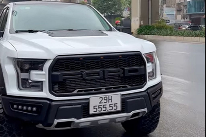 Ở phần ngoại thất, nhiều chi tiết của Ranger XLS đã được thay đổi. Thay đổi lớn nhất đến từ mặt trước với bộ đèn góc cạnh kiểu F-150, lưới tản nhiệt lớn tích hợp logo Ford lớn ở vị trí trung tâm.