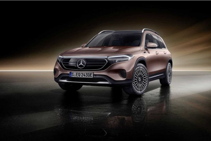Mercedes-Benz EQB 300 4Matic 2022 mới sở hữu động cơ công suất 225 mã lực đi kèm viên pin 66,5 kWh và hệ dẫn động AWD. Phiên bản này có giá bán tại Mỹ là 54.500 USD (khoảng 1,26 tỷ đồng). Mercedes EQB 300 4Matic 2022 được trang bị tiêu chuẩn hệ thống thông tin giải trí MBUX tích hợp tính năng điều hướng thông minh.