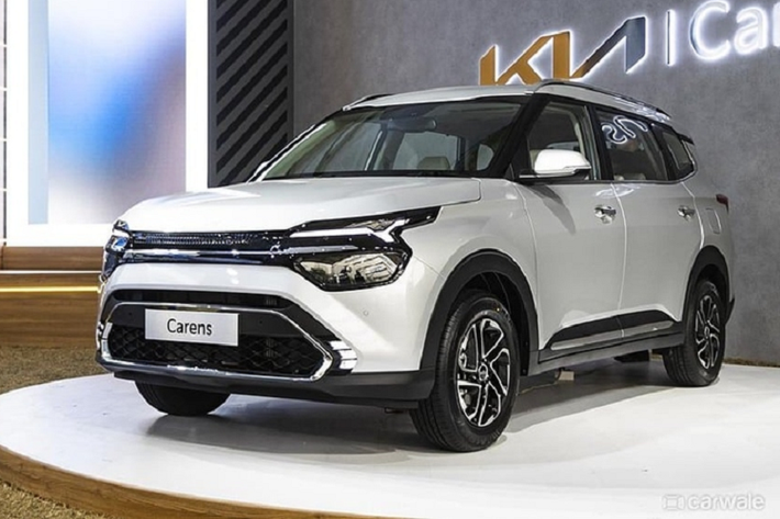 Tại Indonesia, Kia Carens thế hệ mới được phân phối với hai phiên bản. Giá xe Kia Carens 2022 tiêu chuẩn 1.5MPI từ 26.500 USD (khoảng 620 triệu đồng) và bản cao cấp 1.4T từ 30.600 USD (716 triệu đồng).