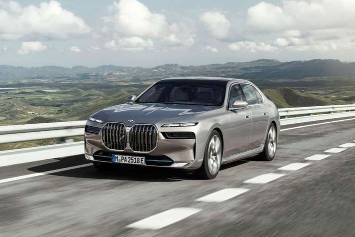Cung cấp sức mạnh cho BMW i7 2023 chạy điện là 2 động cơ điện cho tổng công suất 536 mã lực và mô-men xoắn cực đại 744 Nm, giúp xe tăng tốc từ 0 - 96 km/h chỉ trong 4,5 giây.
