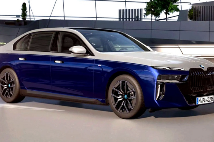 Một chiếc BMW i7 hoàn toàn mới sau khi được đắp thêm các tùy chọn sẽ có giá cách biệt rất nhiều so với giá khởi điểm. Ví dụ, với gói M Sportpaket và sơn hai tông màu trị giá 12.000 Euro (khoảng 299 triệu đồng), thêm ghế bọc Merino Wool, thì chiếc i7 ở Đức đã có giá lên tới 189.770 Euro (khoảng 4,72 tỷ đồng).