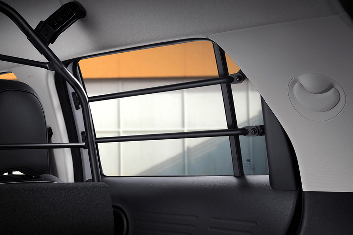 Đáng chú ý, bản chở hàng nhưng Hyundai Casper Van có khá nhiều tính năng hiện đại hiếm thấy ở một mẫu xe Van nhỏ gọn, chẳng hạn cảm biến va chạm sau, hệ thống kiểm soát hành trình, phanh khẩn cấp tự động, hỗ trợ giữ làn đường, hỗ trợ đèn chiếu xa.