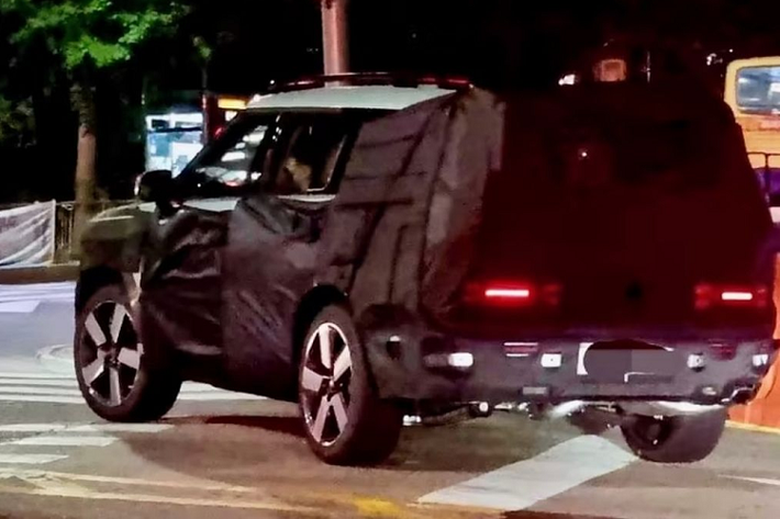 Nhìn từ bên hông, kiểu thiết kế góc cạnh của mẫu xe SUV Hyundai SantaFe 2024 được thể hiện rõ ràng nhất ở cửa sổ bên và phần mái xe. Góc nghiêng kính chắn gió mới cũng được làm lớn hơn, cột A được sơn đen kết hợp mâm dày dặn, giá để đồ gắn trần tiếp tục làm nổi bật phong cách nam tính của bản mới.