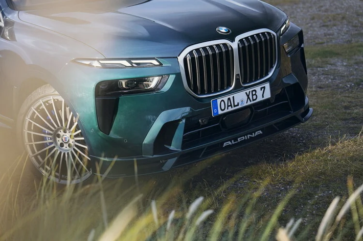Điểm nhấn lớn nhất có vẻ đến từ khối động cơ V8 4,4 lít bi-turbo thế hệ mới, với công nghệ hybrid nhẹ tạo ra công suất lên đến 630 mã lực và mô-men xoắn 800 Nm tối ưu ở tua máy từ 1.800 - 5.600 vòng/phút (tăng 18 mã lực cùng 50 Nm mô-men xoắn so với bản tiêu chuẩn). Sức mạnh trên có được là nhờ ống xả mới, hệ thống làm mát được cải thiện và ECU đặc biệt của Alpina.
