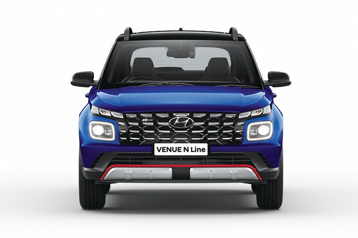 So với bản thường, Hyundai Venue N Line 2022 đương nhiên sở hữu ngoại hình nổi bật hơn. Để làm được điều đó, hãng Hyundai đã trang bị lưới tản nhiệt Parametric Jewel Grille hình chữ nhật, đi kèm mắt lưới đa điểm mạ crôm cải tiến cho mẫu SUV hạng A này. Lưới tản nhiệt của Hyundai Venue N Line 2022 rộng hơn nên nằm sát với đèn pha hai bên hơn bản thường.