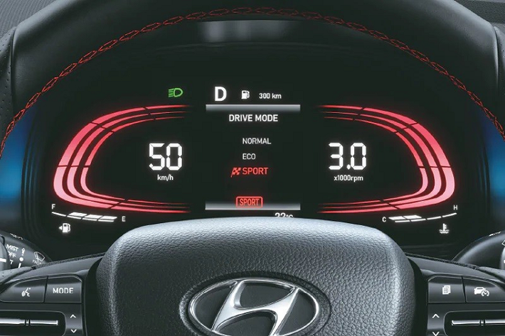 Được phát triển dựa trên bản cao cấp nhất SX(O) nên Hyundai Venue N Line 2022 cũng có những trang bị như camera hành trình với 2 camera...Bảng đồng hồ kỹ thuật số, màn hình cảm ứng trung tâm 8 inch, hỗ trợ Apple CarPlay/Android Auto