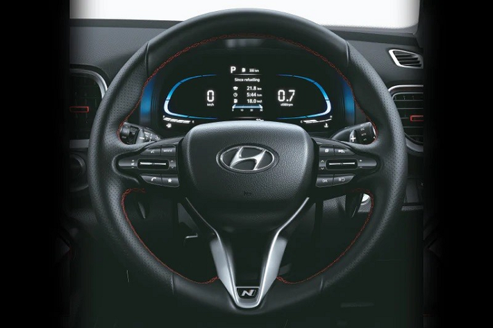 Trên ghế và cần số còn có thêm logo "N" đặc trưng của các mẫu xe thể thao nhà Hyundai. Tiếp đến là vô lăng 3 chấu mới với thiết kế tương tự Hyundai i20 N Line.