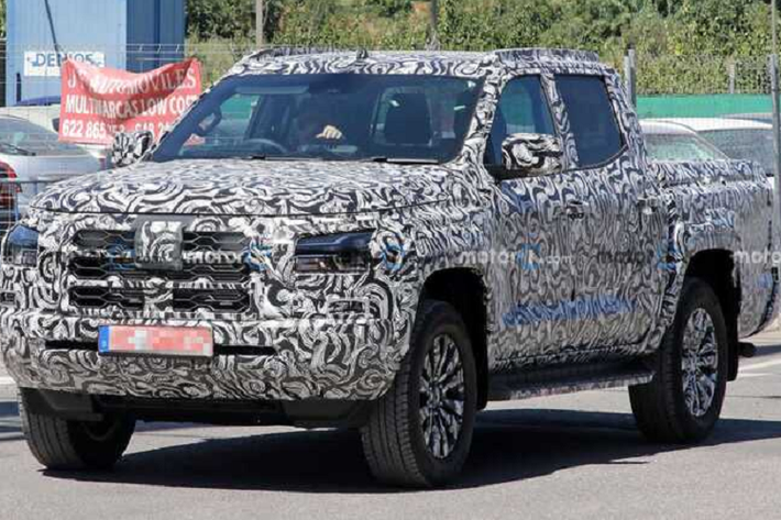 Nền tảng mới giúp Mitsubishi Triton 2023 có chiều dài lớn hơn, hốc bánh rộng hơn. Nhờ đó, không gian nội thất cũng sẽ thoải mái hơn. Khả năng chuyên chở và chứa đồ của Triton sẽ được cải thiện nhiều.