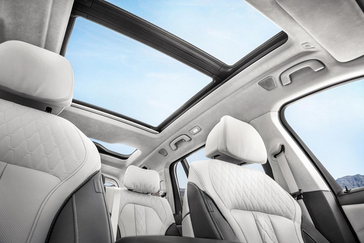 Bước vào bên trong BMW X7 2023, người lái cũng sẽ tìm thấy nhiều chi tiết mới. Nổi bật nhất trong số đó là màn hình cong nằm độc lập trên mặt táp-lô, bao gồm màn hình LCD 12,3 inch của bảng đồng hồ kỹ thuật số và màn hình thông tin giải trí dạng cảm ứng 14,9 inch, dùng phần mềm iDrive 8 mới nhất. Màn hình này cũng hướng về phía người lái, tương tự phần lớn những mẫu xe BMW khác.