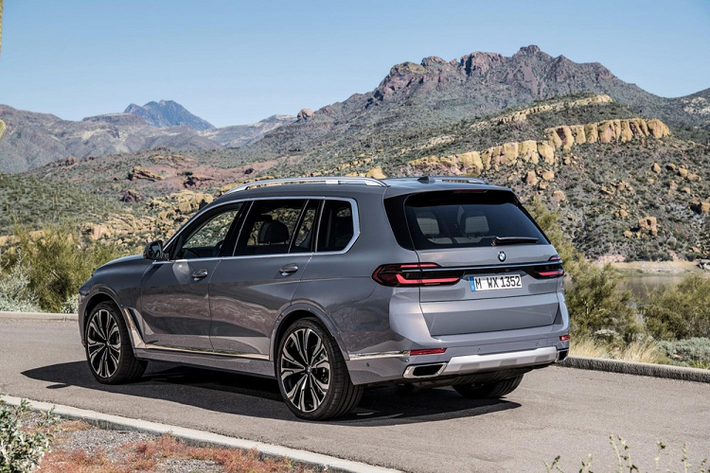 Cuối cùng, BMW X7 2023 được trang bị hệ thống treo khí nén tiêu chuẩn ở cả hai phiên bản. Riêng bản M60i có thêm hệ thống chống lật chủ động và hệ thống đánh lái cầu sau tiêu chuẩn. Tại thị trường Mỹ, giá xe BMW X7 2023 có mức khởi điểm từ 77.850 USD ở bản xDrive40i và 103.100 USD ở bản M60i. Xe sẽ được bán tại thị trường Mỹ vào mùa thu năm nay, cạnh tranh với Lexus LX 600 và Mercedes-Benz GLS.