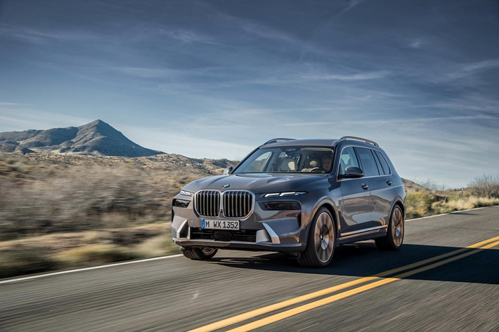 Sau khi Lexus đã chính thức tung ra thế hệ mới của dòng SUV hạng sang cỡ lớn LX. Không chịu thua kém, hãng BMW cũng vén màn phiên bản nâng cấp của X7 để cạnh tranh với Lexus LX 600 2022. So với phiên bản cũ, BMW X7 2023 mới thay đổi đáng kể trong thiết kế ngoại thất, đặc biệt là khu vực đầu xe. Tại đây, chúng ta sẽ bắt gặp hệ thống đèn trước 2 tầng theo xu hướng thịnh hành của làng ôtô thế giới.