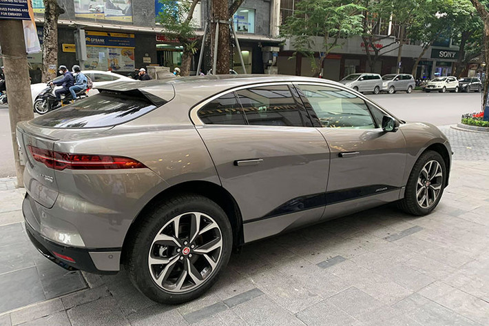 Ngoài những tùy chọn riêng, chiếc xe sở hữu toàn bộ các trang thiết bị tiêu chuẩn cao cấp và hiện đại nhất mà Jaguar đã chế tạo dành riêng cho mẫu xe SUV thể thao chạy bằng điện đầu tiên này.