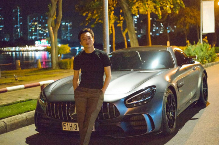 Dòng siêu xe Mercedes-AMG GT R sử dụng khối động cơ V8, tăng áp kép, dung tích 4.0 lít, sản sinh công suất tối đa 577 mã lực và mô-men xoắn cực đại 700 Nm. Kết hợp cùng hộp số thể thao ly hợp kép 7 cấp, nhờ đó, động cơ giúp siêu xe này có thời gian tăng tốc từ vị trí xuất phát lên 100 km/h chỉ trong thời gian 3,6 giây trước khi đạt vận tốc tối đa 318 km/h.