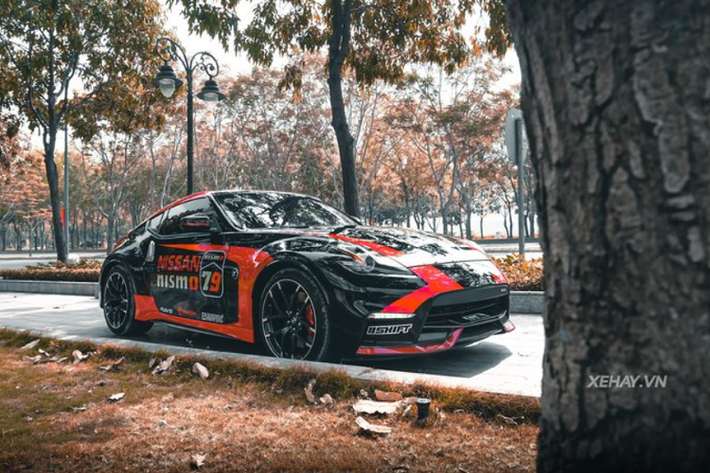 Chiếc Nissan 370Z Nismo này vẫn dùng bộ mâm 5 chấu kép như ban đầu, đi cùng cùm phanh Brembo hiệu năng cao được sơn đỏ. Vì ít đi nên xe còn rất mới.