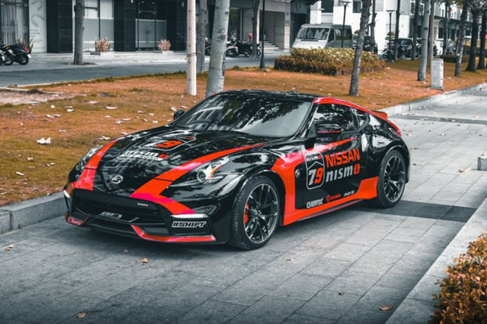 Được nhập khẩu về Việt Nam bởi một công ty tư nhân vào năm 2015, Nissan 370Z Nismo đầu tiên của nước ta sỡ hữu màu trắng ngọc trai nguyên bản kèm một số chi tiết nhận diện Nismo được sơn đỏ như cản trước. lườn xe và cảng sau.