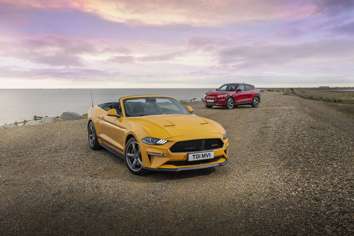 Mustang trang bị tiêu chuẩn với bộ vi sai hạn chế trượt, trong khi hệ thống treo MagneRide điều khiển điện tử là tùy chọn. Mẫu xe thể thao mui trần sở hữu loạt chế độ lái đa dạng như Normal, Sport, Track và Snow/Wet, cùng với chế độ “Good Neighbor” cho âm thanh ở ống xả êm hơn ở một vài thời điểm trong ngày.