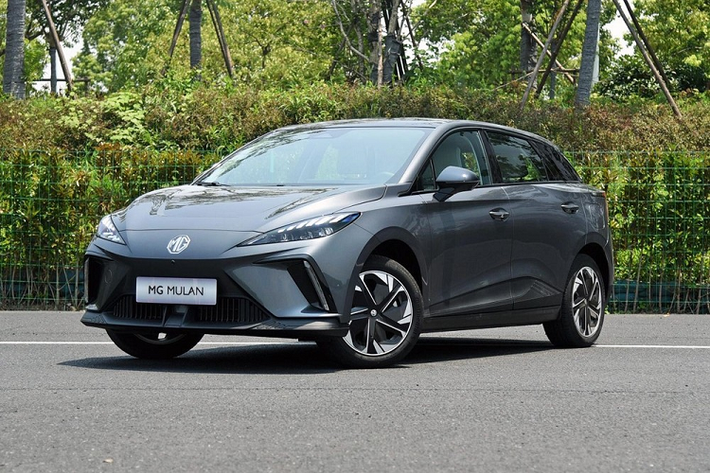 MG Mulan 2023 mới là mẫu xe điện đã lần đầu tiên trình làng vào hồi giữa tháng 6 năm nay. Đến hôm 31/8/2022 vừa qua, hãng MG đã bắt đầu mở bán mẫu xe này ở thị trường Trung Quốc. Theo hãng MG, chỉ trong 1 tiếng mở bán, đã có 10.000 khách hàng đặt mua Mulan.