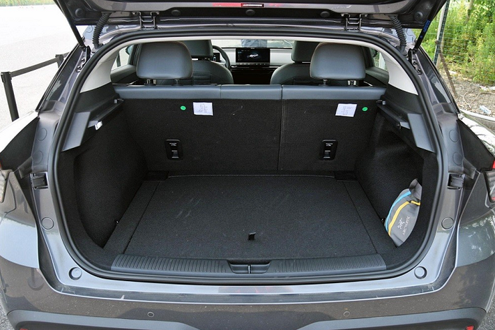 Nhờ đó, phiên bản dẫn động 4 bánh có công suất tổng cộng 330 kW (449 mã lực) và mô-men xoắn cực đại 600 Nm. Sức mạnh này cho phép MG Mulan 2023 có thể tăng tốc từ 0-100 km/h trong thời gian chỉ 3,8 giây.