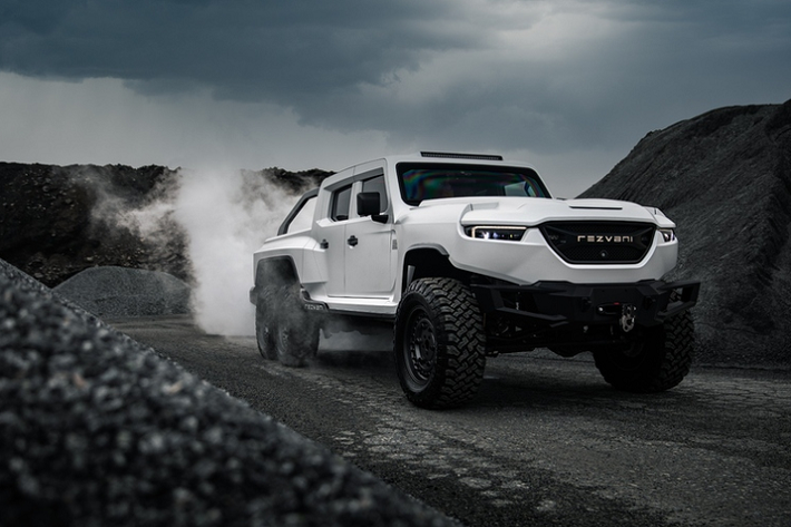 Rezvani Hercules 6x6 hàng hiếm được xây dựng dựa trên chiếc bán tải Jeep Gladiator, kết hợp cùng nhiều chi tiết của "siêu chiến binh" Rezvani Tank, chỉ khác là Hercules có thùng xe dài tới 2.438 mm và 4 bánh phía sau.