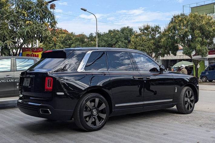 Siêu SUV được trang bị nhiều tính năng cao cấp như màn hình giải trí lớn phía sau, bàn làm việc, âm thanh 18 loa, sưởi ghế, massage, điều hòa 4 vùng độc lập, cửa ra vào hàng ghế sau đóng/mở điện, rèm che nắng, bầu trời sao... Rolls-Royce Cullinan là mẫu xe đánh dấu sự thay đổi toàn diện của hãng xe Anh Quốc bởi từ trước tới nay, Rolls-Royce vẫn chỉ được biết tới là một hãng xe chỉ sản xuất các dòng xe siêu sang gầm thấp.