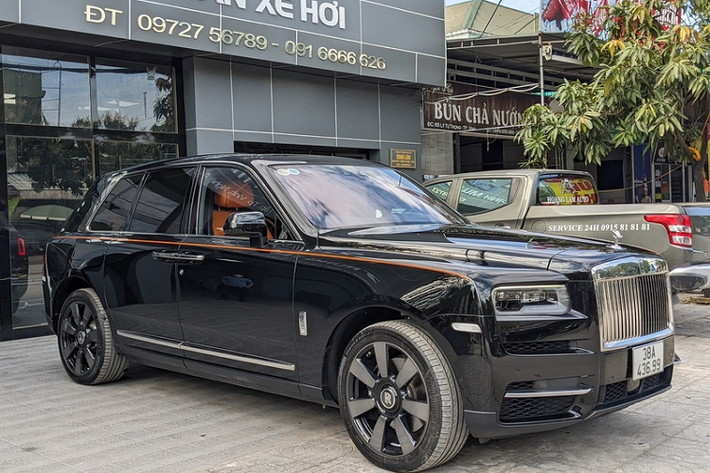 Đây là một trong những chiếc Rolls-Royce Cullinan tại Việt Nam đeo biển trắng 38 đầu tiên. Xe thuộc sở hữu của một đại gia có tập đoàn đa ngành nghề tại Hà Tĩnh. Ước tính tổng chi phí sau khi xe ra biển lên tới 40 tỷ đồng.