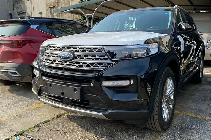 Xe sở hữu cửa sổ trời toàn cảnh cỡ lớn, bên cạnh các tiện nghi hiện đại như: phanh tay điện tử, hệ thống âm thanh cao cấp 12 loa B&O, sạc không dây và sạc type C. Điều hòa 3 vùng không khí với bộ lọc.
