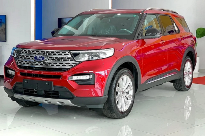 Ford Explorer 2022 thế hệ mới đã bắt đầu “lên kệ” tại các đại lý của Ford trên toàn quốc làm xe trưng bày cho khách xem xe và giao cho các khách hàng đặt mua trước đó. Vì số lượng Ford Explorer 2022 mới về mỗi đại lý có hạn và đang khan hàng, để nhận xe sớm khách hàng phải chi thêm khoảng 300 triệu đồng vào tiền phụ kiện.