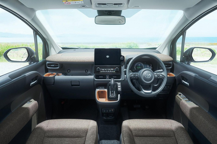 Bước vào bên trong Toyota Sienta 2023, người dùng cũng sẽ cảm nhận được sự khác biệt giữa 3 phiên bản. Trong đó, bản X tiêu chuẩn không có màn hình thông tin giải trí. Bản G sẽ có màn hình trung tâm nhưng kích thước khá nhỏ. Chỉ có bản Z là được trang bị hệ thống thông tin giải trí Display Audio Plus đi kèm màn hình cảm ứng 10,5 inch, tương thích với hệ thống định vị mới.