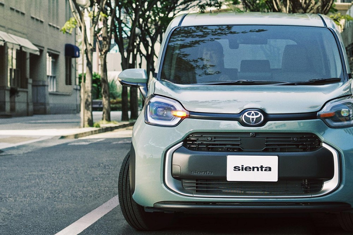 Như vậy, mẫu Toyota Sienta 2023 mới có chiều dài cơ sở giống hệt Toyota Veloz Cross đang bán ở Việt Nam. Ngay cả thiết kế của Sienta 2023 cũng không hẳn là lột xác so với thế hệ cũ vì hãng Toyota muốn tạo sự quen thuộc và dễ mến cho mẫu MPV này.