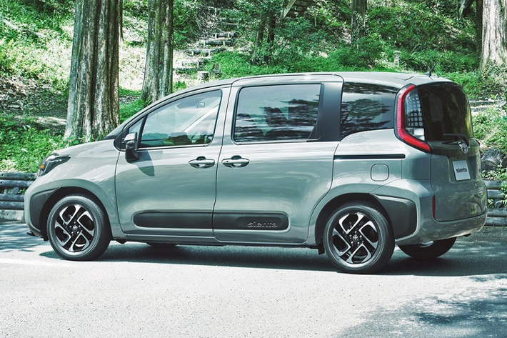 Giá xe Toyota Sienta 2023 ở thị trường nội địa dao động từ 1,95 - 3,108 triệu Yên (khoảng 333 - 531 triệu đồng). Sau Nhật Bản, mẫu MPV cỡ nhỏ này dự kiến sẽ tiếp tục ra mắt thị trường Đông Nam Á, cụ thể là Thái Lan và Indonesia