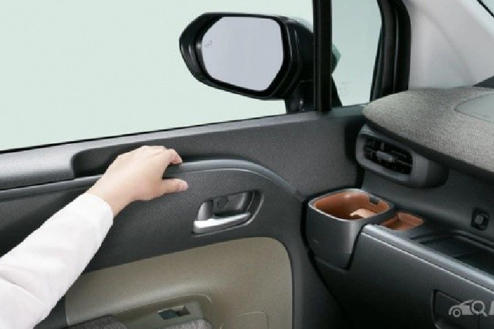 Toyota Sienta 2023 ở thị trường Nhật Bản có 2 tùy chọn động cơ. Đầu tiên là động cơ xăng 3 xi-lanh, dung tích 1.5L, sản sinh công suất tối đa 120 mã lực và mô-men xoắn cực đại 145 Nm. Động cơ này chỉ đi với hệ dẫn động 1 cầu và hộp số biến thiên vô cấp CVT giả lập 10 cấp số, tiêu thụ lượng xăng trung bình 18,3 km/lít (khoảng 5,46 lít/100 km).