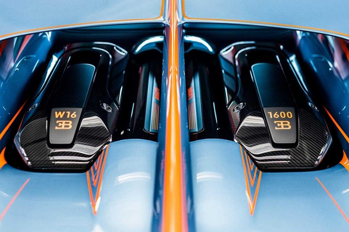 Một trong những chiếc Chiron Super Sport giao tới khách hàng đầu tiên đã mang trên mình một phong cách cực độc. Như có thể thấy trong các hình ảnh chính thức ở đây, nó có một lớp sơn thiết kế riêng gọi là “Vagues de Lumière”, được làm ra nhờ sự hợp tác chặt chẽ giữa người khách hàng giấu tên và đội ngũ Sur Mesure của Bugatti. Hoa văn sơn thủ công phức tạp của xe mô phỏng cách ánh sáng phản chiếu từ thân vỏ Chiron Super Sport.