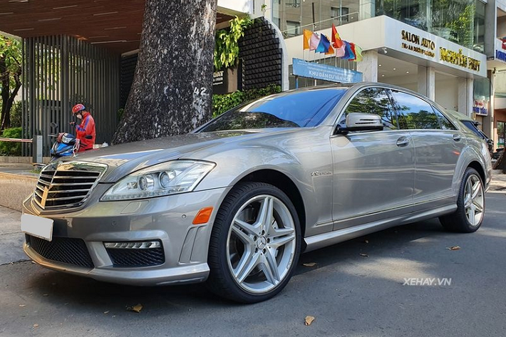 Trong bài là chiếc Mercedes-Benz S65 AMG thế hệ W221, được sản xuất trong khoảng thời gian từ năm 2006 - 2013. Như vậy tính đến nay, chiếc S65 AMG này đã có trên dưới 10 năm tuổi.