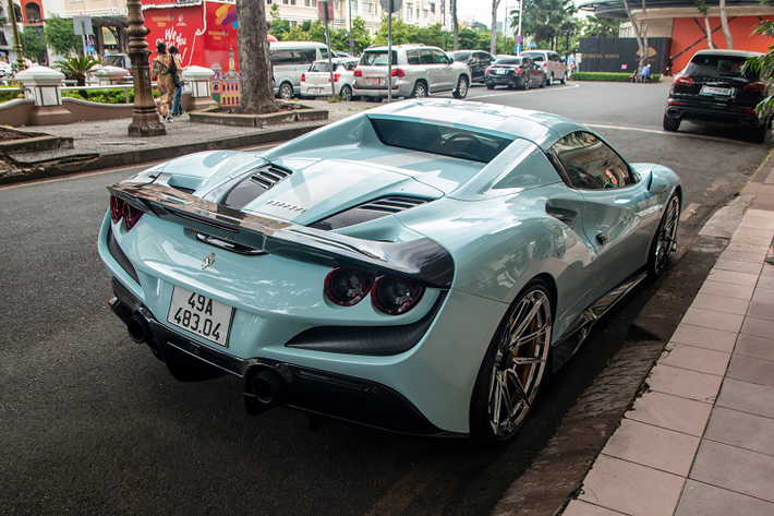 So với lần xuất hiện trước, ngoại thất của siêu xe Ferrari F8 Spider đã được dán lại decal màu xanh dương nhạt, đi kèm với sọc kẻ màu trắng kéo dài từ nắp ca-pô ra phía sau. Nguyên bản, xe có màu sơn vàng Giallo Modena.