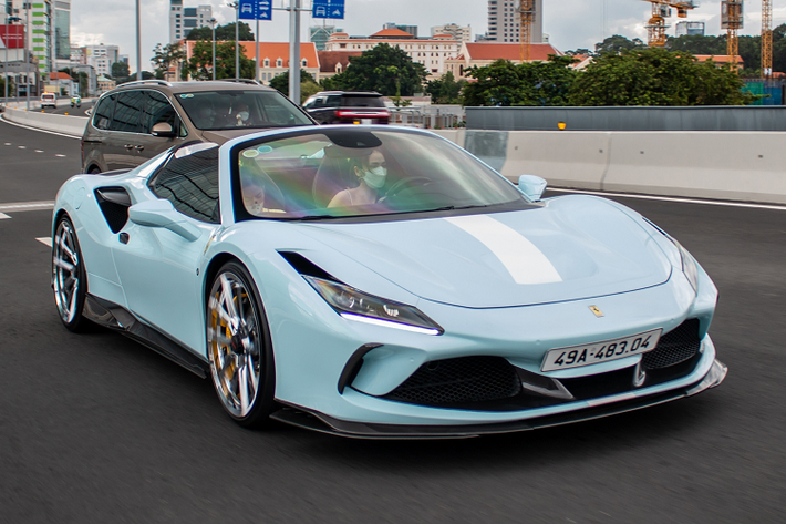 Mẫu siêu xe Ferari F8 Spider sở hữu ngôn ngữ thiết kế "S-Duct" với họng hút gió trước lấy cảm hứng từ xe đua F1, giúp tăng thêm 15% lực ép xuống mặt đường so với mẫu xe tiền nhiệm. Mức giá xe Ferari F8 Spider khoảng hơn 20 tỷ đồng khi mới về Việt Nam.