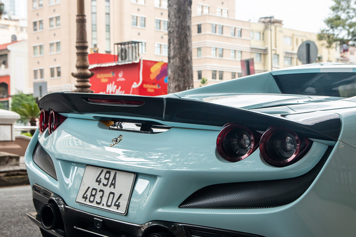 Ferrari F8 Spider sử dụng động cơ V8, dung tích 3.9L tăng áp kép, sản sinh công suất 720 mã lực cùng mô-men xoắn 770 Nm. Đi kèm hộp số bán tự động ly hợp kép 7 cấp và hệ dẫn động cầu sau, chiếc siêu xe mui trần có thể tăng tốc 0-100km/h trong 2,9 giây trước khi đạt tốc độ tối đa 340 km/h.