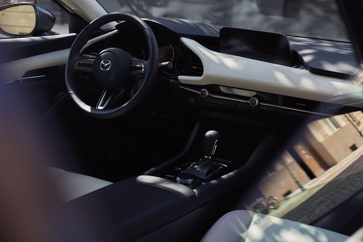Trong khi đó, Mazda3 2.5 S Premium 2023 được trang bị tiêu chuẩn hộp số tự động 6 cấp cùng với hệ dẫn động 4 bánh toàn thời gian.