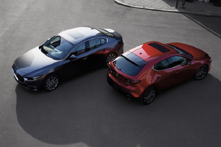 Động cơ Skyactiv-G 2.5L trên Mazda3 còn có công nghệ tự động ngắt xi-lanh khi không cần thiết, giúp cải thiện mức tiêu thụ nhiên liệu và lượng khí thải. Nhờ thay đổi này mà Mazda3 2023 có mức tiêu thụ nhiên liệu trung bình theo ước tính của EPA là 8,4 / 6,36 / 7,59 lít trên 100 km đường thành phố / đường cao tốc / đường hỗn hợp.