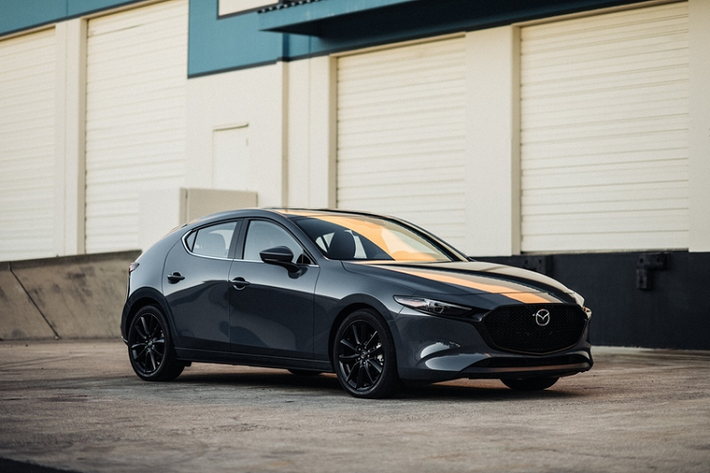 Ở model 2023, Mazda3 bản cơ sở chính là Mazda3 2.5S. Mức giá xe Mazda3 2023 bán ra khởi điểm từ 22.550 USD (khoảng 527,7 triệu đồng) với sedan và từ 23.550 USD (khoảng 551,1 triệu đồng) với hatchback.