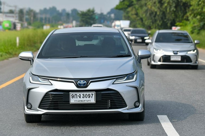 Sau nhiều tháng mong đợi, cuối cùng Toyota Corolla Altis 2022 mới đã bước đầu “đánh tiếng” tại Việt Nam. Theo thông tin từ đại lý, thế hệ mới của mẫu sedan hạng C này cũng được hãng xe Nhật Bản lên kế hoạch ra mắt vào tháng 3/2022 tới đây tương tự như bộ đôi Toyota Avanza 2022 và Toyota Veloz 2022.