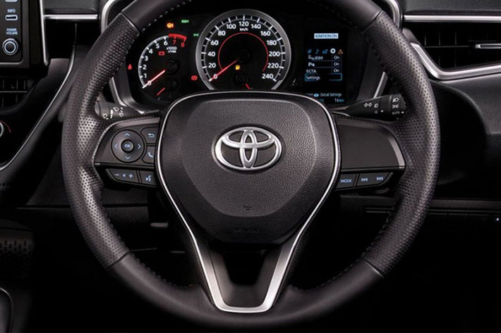 Một số tiện nghi hấp dẫn của xe Toyota Corolla Altis thế hệ mới gồm có điều hòa tự động 2 vùng, ghế chỉnh điện, phanh tay điện tử và nhiều khả năng là cả sạc điện thoại không dây...