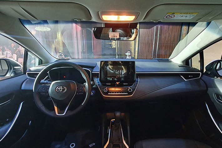 Bước và bên trong, nội thất của mẫu xe sedan Toyota Corolla Altis 2022 cũng mang thiết kế hiện đại với màn hình giải trí 8 inch đặt nổi (trên 2 bản 1.8V và 1.8HV) có kết nối Apple CarPlay không dây, bảng đồng hồ thông tin 7 inch sau vô lăng.