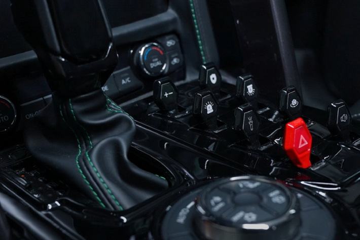Mặt khác, W Motors đã bổ sung một cụm đồng hồ kỹ thuật số mới, một màn hình cảm ứng lớn bao phủ toàn bộ bảng điều khiển trung tâm, công tắc điều khiển riêng, bộ liên lạc của cảnh sát và một màn hình ở phía hành khách hiển thị hình ảnh từ camera an ninh.