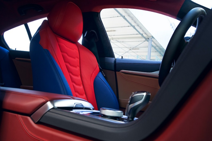 Bên trong khoang lái của BMW 8 X JEFF KOONS đặc biệt này tiếp tục là chủ đề màu sắc rực rỡ tương tự nhưng với hai gam màu đỏ và xanh lam.