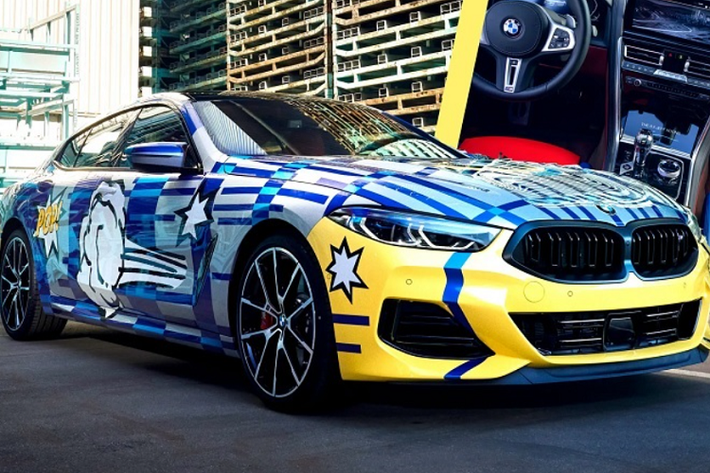 Đây là chiếc xe BMW thứ hai được Jeff Koons trực tiếp thực hiện những thiết kế tùy chỉnh, sau chiếc M3 GT2 vào năm 2010. BMW 8 X JEFF KOONS màu độc này đã được nghệ sĩ người Mỹ tự tay thiết kế màu sơn ngoại thất cũng như chủ đề bên trong khoang cabin, với số lượng giới hạn chỉ 99 chiếc toàn cầu.