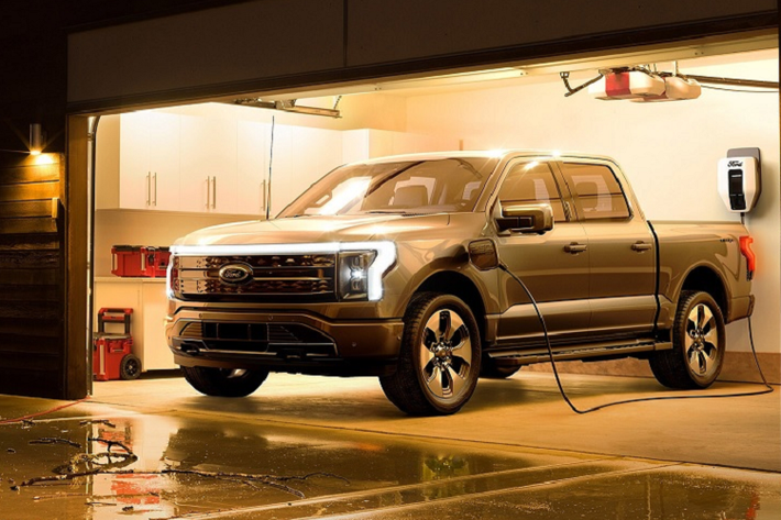 Ông cho biết, ngôi sao điện ảnh Hollywood Dwayne Johnson đang để mắt đến Ford F-150 Lightning chạy điện và “dường như đã đặt hàng từ đợt mở bán đầu tiên”.