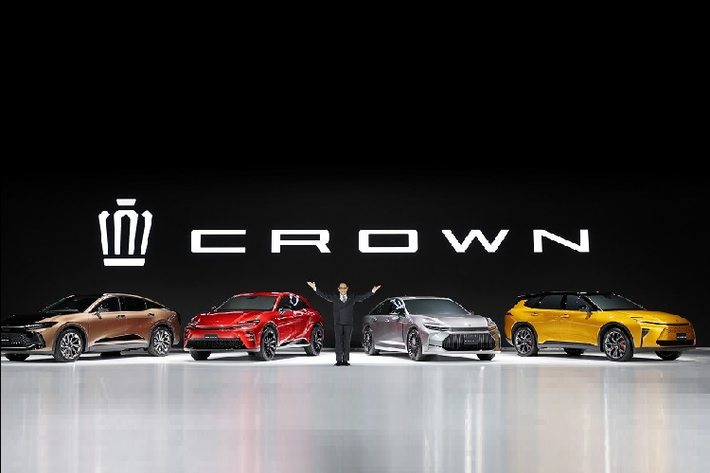 Sau 15 thế hệ và 67 năm có mặt trên thị trường, dòng xe Toyota Crown 2023 đã chính thức bước sang một thời đại mới. Ở thế hệ này, mẫu ôtô từng được mệnh danh là "xe bộ trưởng" tại Việt Nam không còn bị giới hạn ở thiết kế sedan 3 khoang truyền thống nữa. Thay vào đó, hãng Toyota đã mở rộng dòng ô tô này với tổng cộng 4 kiểu dáng thân xe, bao gồm Crossover, Sport, Sedan and Estate.